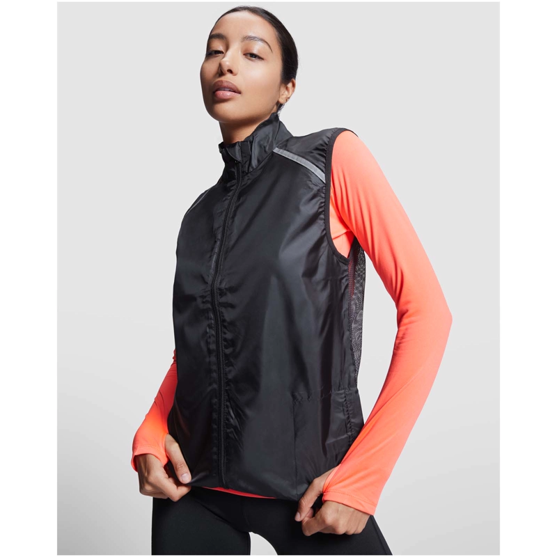 Jannu unisex letvægts bodywarmer til løb i farven Ensfarvet sort